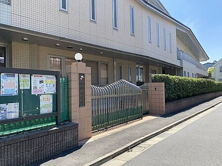 六郷幼稚園六郷幼稚園　教育目標を『礼儀正しい　明るい　素直な子丈夫な身体の子　思いやりのある子考える子　表現の豊かな子』と掲げています。預かり保育は17：30までです。 600m