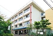 三鷹市立大沢台小学校 徒歩12分。小学校 910m