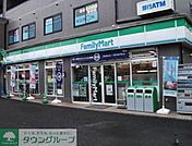 ファミリーマート 徒歩7分。コンビニ 530m
