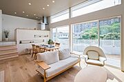 建築プラン例・建物価格2，100万円・建物面積30坪　ハイサイドライトと掃き出し窓の組み合わせは、自然光がたっぷり♪プライバシーフェンスがある為、敢えてリビングのカーテンは付けずに開放感ある空間に☆