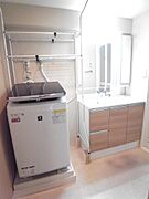 洗面室内は洗濯機置場や脱衣場もとしてのスペースも余裕があります。洗面化粧台は鏡が大きく、空間を広く明るくしています。小さなお子様の目線まで鏡になっているのもいいですね。 