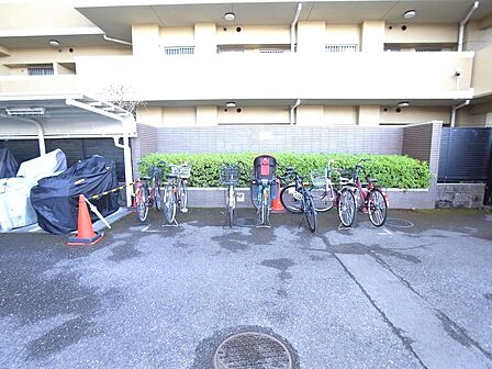 来客用の自転車置き場も用意されているので、エントランス前に不特定多数の自転車が並ぶ心配もありません