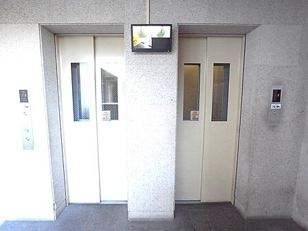 エレベーターは２機あり、ペット連れの方は片側しか使えないルールなので、ペットが苦手な方でも安心です