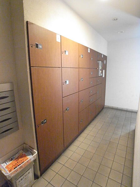 不在時の荷物受取に便利な宅配ボックスも付いてます 