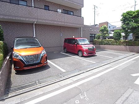 敷地内駐車場は２０２６年８月現在、１区画空き有り（写真右端、月額１４，０００円）