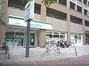 ファミリーマート　ＪＲ太秦駅前店まで630メートル