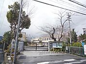 嵯峨野小学校まで950メートル