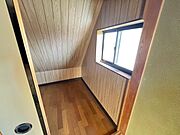 約4帖の納戸です。窓があり、風通しのいい環境でお荷物を保管できます。