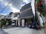 ウォークインクローゼット！季節の荷物やかさばる荷物の収納場所に困らないですね☆