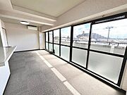 南東側バルコニーに面して日当りの良いリビング♪