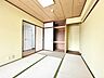 室内：押入もたっぷりしていてかさばる布団等も収納できます♪