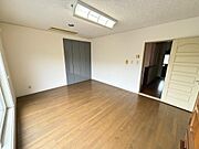 【洋室】全洋室１０帖以上のゆとりある住まいです！戸のお部屋でものびのびお過ごしいただけます♪