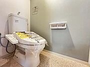 【温水洗浄便座付きトイレ】温水便座洗浄便座ですので、寒い日も温かい便座で安心して使用していただけますよ！