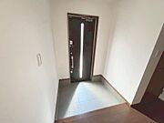 ゆとりの玄関ですよ！シューズボックス置けば、散らかりがちな玄関も片付きますね！