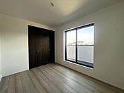 バルコニーに面し明るく、ベッドや学習机の配置がしやすいお部屋です！