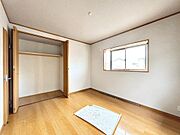 出窓のある洋室は空間を広く見せてくれますね♪