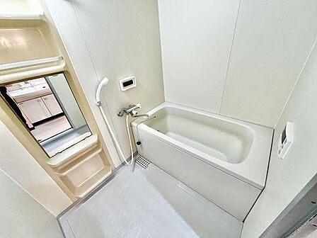 【浴室】ゆったりとくつろげる綺麗な浴室ですよ!時間短縮でシャワーだけの方も多いですが、一日の疲れを癒すため湯船に浸かれば心身ともにリラックスできますね♪