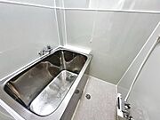 ゆったりとくつろげる綺麗な浴室♪浴室に窓が付いているので、換気ができて湿気やカビ防止になりますよ！