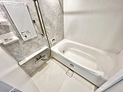 【浴室】ゆったりとくつろげる綺麗な浴室ですよ！時間短縮でシャワーだけの方も多いですが、一日の疲れを癒すため湯船に浸かれば心身ともにリラックスできますね♪