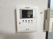 ＴＶモニター付きインターホンですので、突然の来客時にも外の様子が確認できて安心です♪