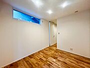 【洋室】穏やかな光が差し込む室内には、穏やかな時間が流れます。休日には、落ち着いた空間で自分の趣味を楽しむのはいかがですか。