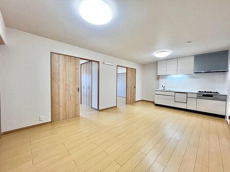 【LDK約13帖】ゆとりあるリビングに家族の時間も増えますね!2つの部屋に隣接しているので、身近に感じますね♪