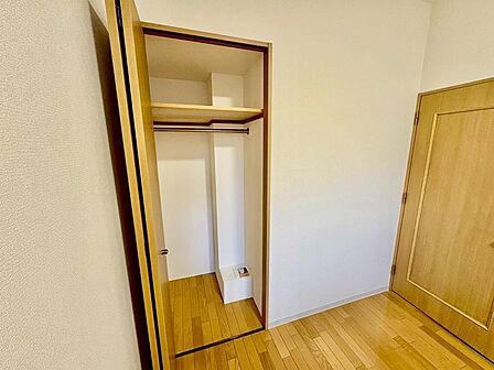 クローゼットにハンガーパイプついてますよ！ハンガーをかけて衣類を収納できるので、整理整頓しやすいですよ