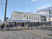 ローソン初芝駅前店まで徒歩３分