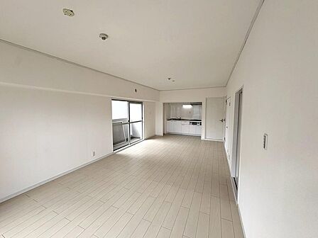 【ＬＤＫ約１８帖】大きな窓のある２面採光のリビングは、陽光あふれる明るい空間です！居心地良く、ご家族皆がゆったり寛げる憩いの空間となりそうです♪