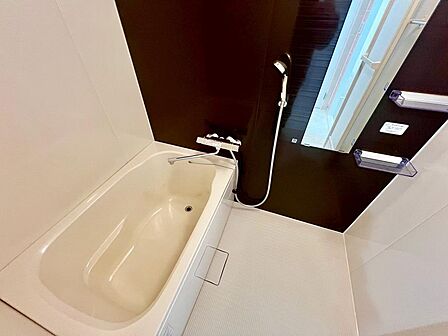 【システムバス新調】ゆったりとくつろげる綺麗な浴室ですよ!時間短縮でシャワーだけの方も多いですが、一日の疲れを癒すため湯船に浸かれば心身ともにリラックスできますね♪