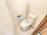 温水便座洗浄便座ですので、寒い日も温かい便座で安心して使用していただけますよ！