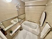【浴室】ゆったりとくつろげる綺麗な浴室ですよ！時間短縮でシャワーだけの方も多いですが、一日の疲れを癒すため湯船に浸かれば心身ともにリラックスできますね♪