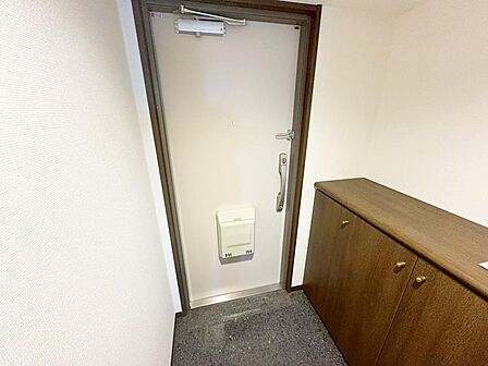 玄関にシューズボックスありますよ♪玄関周りもスッキリ片付きますね!