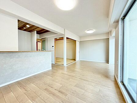 暮らしやすい2LDK!穏やかな光が差し込む室内には、穏やかな時間が流れます。休日には、落ち着いた空間で自分の趣味を楽しむのはいかがですか。