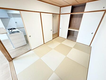 【和室あります!畳新調してます!】一息つく時の癒しの空間や客間にも使えますね♪リビングの横にあるので、お子様のお昼寝場所にも良いですね♪