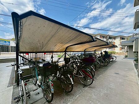 駐輪場に屋根があるので、雨の日に自転車が濡れにくく嬉しいですね！