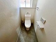 窓付きのトイレもリフォーム済みです。換気十分で気持ちよくお使いいただけます。