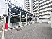 【駐車場】敷地内駐車場（月額：7500円〜18000円）ございますよ！空き状況確認必要です！詳しくは担当までお問い合わせください！