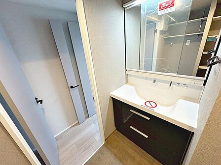 【シャワー付き洗面台】身だしなみを整えるのに重宝するシャワー付きの洗面台です♪洗面台に収納もあるため、整頓しやすいですね!