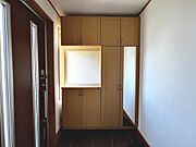 ゆとりの玄関ですよ！シューズボックスに姿見が付いているので、お出かけ前の見出し並みチェックもできますね♪