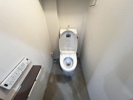 温水便座洗浄便座ですので、寒い日も温かい便座で安心して使用していただけますよ！