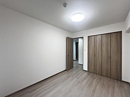 各居室にはクローゼットを完備し、家具の配置にも困らない設計がされており、採光と室内のバランスが絶妙です。
