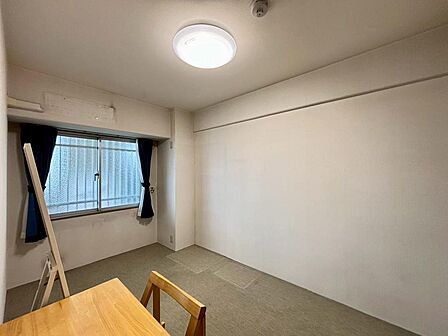 穏やかな光が差し込む室内には、穏やかな時間が流れます。休日には、落ち着いた空間で自分の趣味を楽しむのはいかがですか。