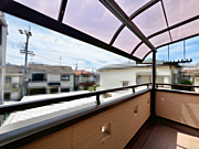 南東向きバルコニーです。日当良好はもちろん嬉しいルーフ付きです。急な雨でもお洗濯が台無しになりません。