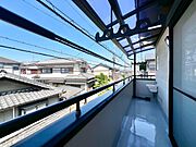 横に長いバルコニーですので、洗濯物も干しやすいですよ！２階と３階にあるので、洗濯物が多い日も安心です！