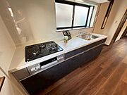 システムキッチンがあります♪収納があるおかげでキッチンも広く利用できるのは、お料理される方の嬉しいポイント♪