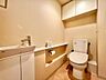 トイレ：手洗い付き、温水洗浄便座付きトイレは高級感ある仕様です。収納も充実しているので清掃道具などもきれいに整理できます。