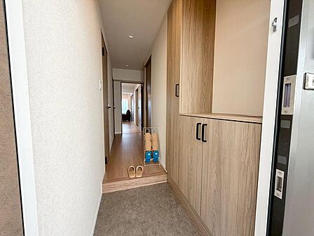 玄関にシューズボックスありますよ♪玄関周りもスッキリ片付きますね!