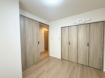全洋室に収納有りますので、収納場所に困らず綺麗な室内をたもてますね♪