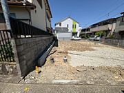 ウォークインクローゼットなんと各部屋合計3ヶ所ございます！季節の衣類、スポーツ用品、スーツケースなども楽々収納できます。